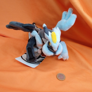 PELUCHE POKÉMON KYREM 646 ORIGINALE POKÉMON CENTER